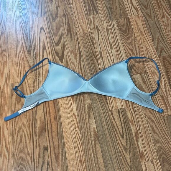 Victoria’s Secret, no wire blue lace bra, 32D - Picture 4 of 6